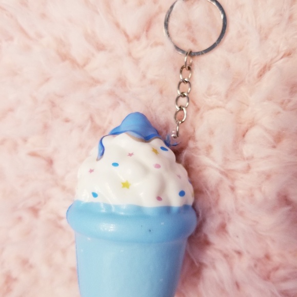 💙🍦Vanilla scented blue icecream squishy keychain - Picture 2 of 3